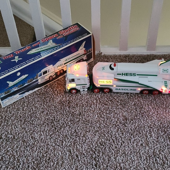 Hess Spaceship Truck with Satellite 1999 NIB - Picture 5 of 5